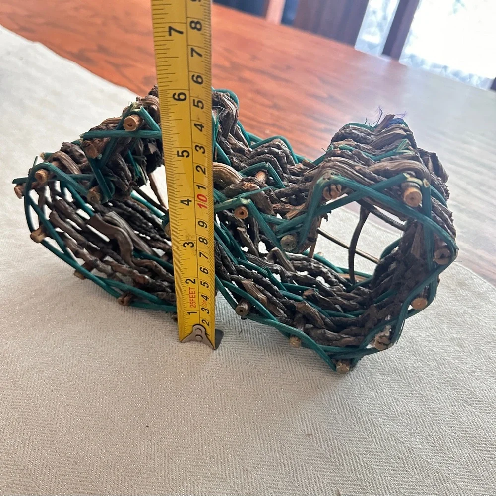 Vintage Rustic Heart-Shaped Wicker wall Basket - Picture 3 of 7